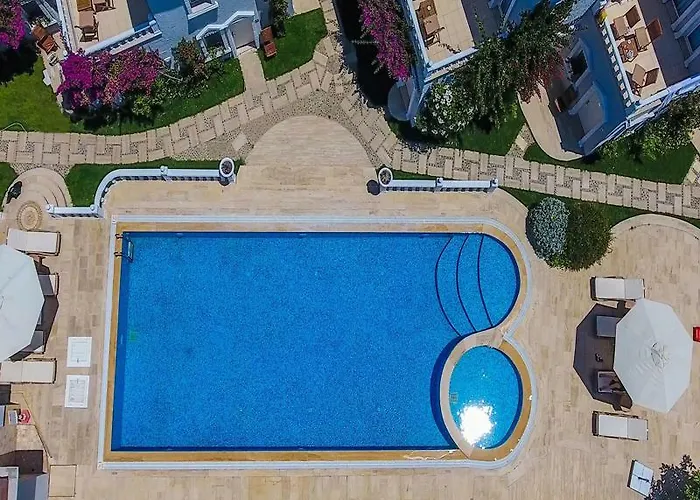 آرت سويتس فندق 3*